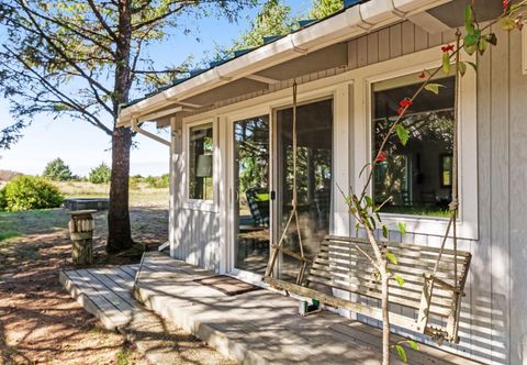 Lain-lain Adorable cottage near the beach w/ wood stove, firepit, & full kitchen