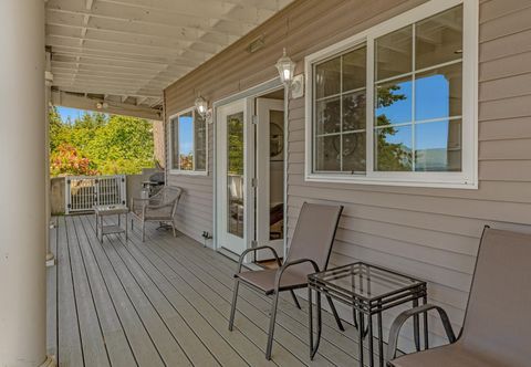 其他 Luxurious dog-friendly water-view home with private beach access & hot tub