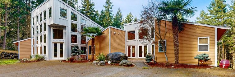 其他 Luxurious tropical home with private hot tub atrium, theater & pond