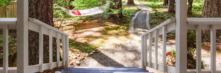 其他 Luxe lakeside cottage with furnished porch, 2 docks, firepit & deck