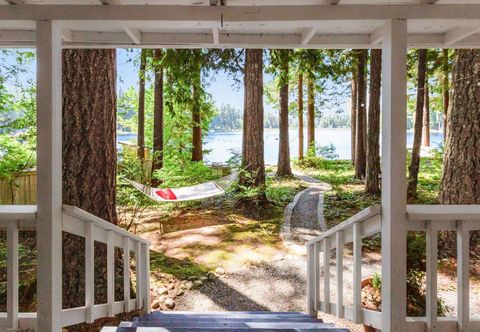 其他 Luxe lakeside cottage with furnished porch, 2 docks, firepit & deck