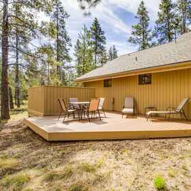 Hotel Exterior 1 Cozy Hot Tub and Scenic Outdoor Patio - Charming Escape, Lava Lands Visitor Center Hotels