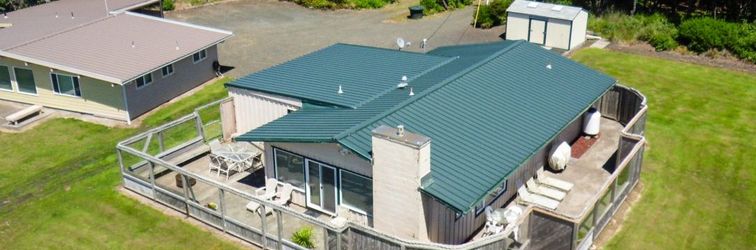 기타 Dog-friendly oceanfront beach home w/ private hot tub and stunning ocean views