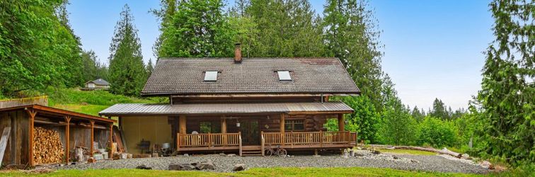 其他 Unique mountain view log home with a wood stove, balcony, patio, & board games