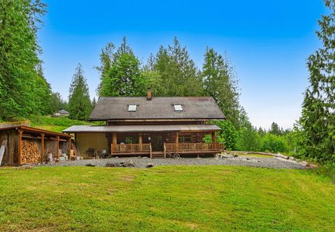 其他 Unique mountain view log home with a wood stove, balcony, patio, & board games