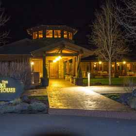 Hotel Exterior 1 Private Hot Tub and Spacious Media Room - Elegant Getaway, Deschutes County Hotels