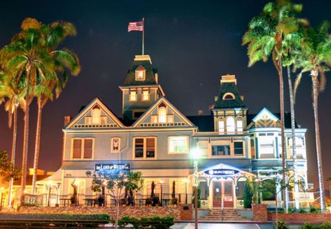 Others Charming Beach House with Modern Amenities - Bright Coastal Escape