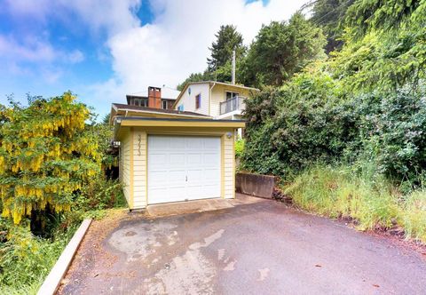 Others Upscale house with ocean views, entertainment & large deck - beach nearby