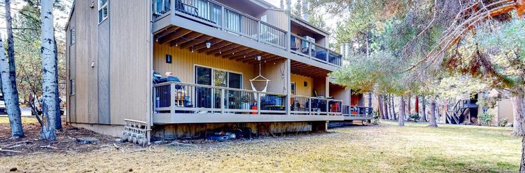 其他 2-story condo near Mt Bachelor with hot tub, pool, grill, balcony, fireplace, AC