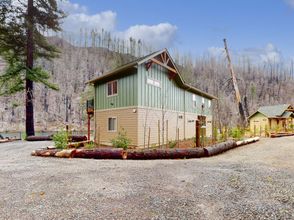 その他 4 Fully rebuilt riverfront home with deck, fireplace, & W/D - dog-friendly