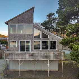 Hotel Exterior 1 Khung cảnh Vịnh ngoạn mục và Lò sưởi ấm cúng - Thiên đường ven biển tuyệt đẹp, Khách sạn Roads End State Recreation Site