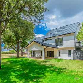 Hotel Exterior1Stunning Game Room and Hot Tub Oasis - Luxurious Retreat,Royal Empire Trucking, LLC飯店