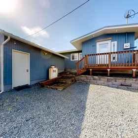 Hotel Exterior1Beachfront home with ocean-facing deck & ocean views throughout - modern kitchen,Manzanita Golf Course飯店
