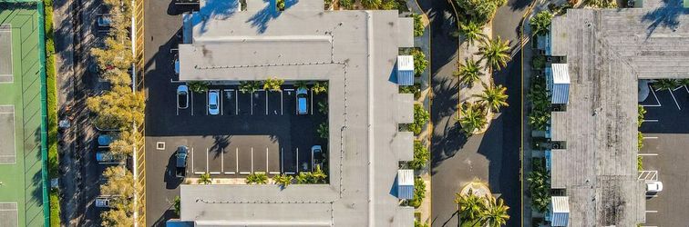 อื่นๆ Spacious Snowbird-Friendly Getaway w/ High-Speed WiFi, AC, Shared Pool & Pier