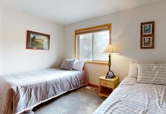 Others 4 Dog-friendly destination with pool, private hot tub, fireplace & SHARC passes