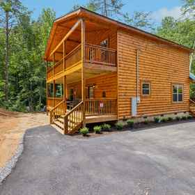 Hotel Exterior 1 On Blackbeary Hill: A cozy 3-BR cabin perfect for a getaway in an enchanting forest setting., Pigeon Forge Hotels