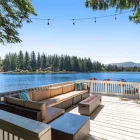 Hotel Interior/Public Areas1Lakefront cottage with docks, kayak, deck, firepit & new grill - drive to skiing,TPC at Snoqualmie Ridge飯店