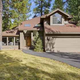 Logo1Hot Tub, Sharc Passes and Scenic Nature Access - Charming Retreat,德舒特斯县飯店