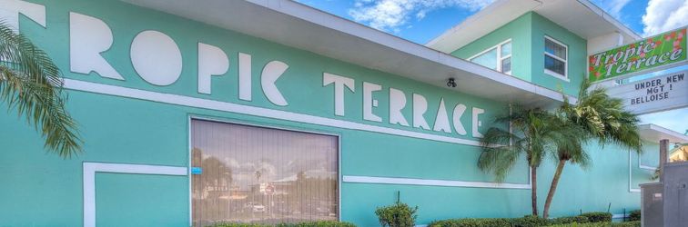 Others Poolside Studio and Private Beach Access - Cozy Tropical Escape