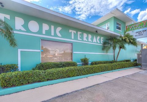 Others Poolside Studio and Private Beach Access - Cozy Tropical Escape