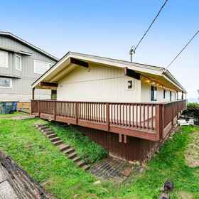 Hotel Exterior1Oceanfront Home with Private Deck & Water Views, Full Kitchen, Free WiFi,亚奎纳湾州立公园飯店