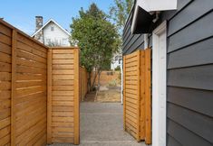 Others 5 Fireplace, Spacious Yard, Stylish Decor - Cozy Family Haven