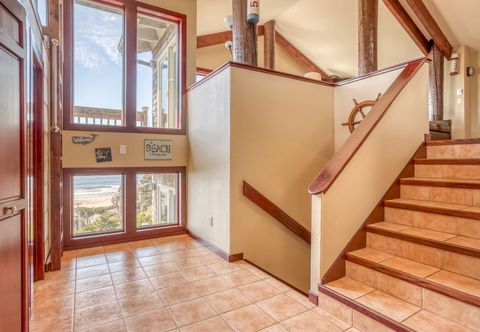 Lainnya Breathtaking Ocean Views and Rustic Decor - Charming Treehouse Retreat