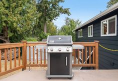 Lain-lain 5 Spacious Dining, Cozy Living, and Large Deck - Stylish Family Haven