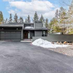Hotel Exterior 1 Private Hot Tub and Cozy Gas Fireplace - Stunning Sunriver Haven, Lava Lands Visitor Center Hotels