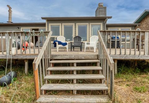 Others Stunning Oceanfront Bliss - Deck, BBQ, Game Room, Fireplace