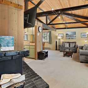 Hotel Interior/Public Areas 1 7 Grizzly Home New Private Hot Tub on the Deck and Bike for Adventure, Lava Lands Visitor Center Hotels