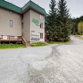 Hotel Exterior 1 คอนโดมีทำเลที่ตั้งสะดวกใกล้กับการเล่นสกี เดินป่า ปั่นจักรยาน และความงามตามธรรมชาติ, โรงแรม & ที่พัก Alyeska Ski Resort