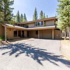 Logo 1 Private Hot Tub and Game Room - Spacious Mountain Retreat, デシューツ郡 ホテル