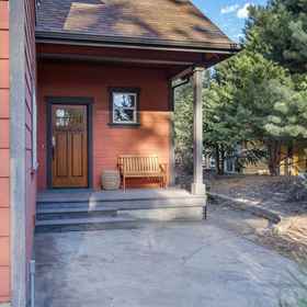 Hotel Exterior 1 Private Hot Tub and Deck Among Pines - Spacious Family Retreat, Deschutes Brewery Hotels