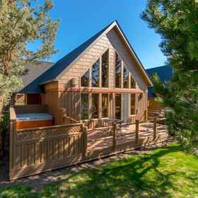 Hotel Exterior 1 Expansive Deck and Private Hot Tub - Charming Rustic Cabin, Deschutes County Hotels
