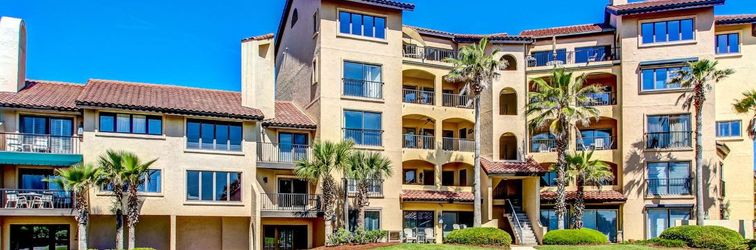 其他 Dog-friendly oceanfront townhouse with covered balcony, views, pool & AC