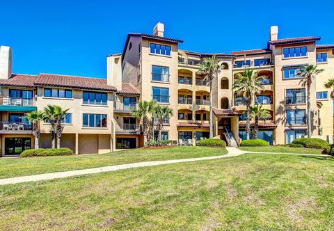 其他 Dog-friendly oceanfront townhouse with covered balcony, views, pool & AC