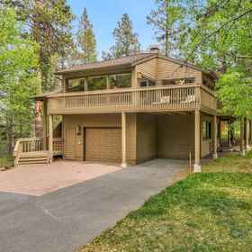 Hotel Exterior 1 Indoor Hot Tub and Al Fresco Dining - Luxurious Retreat, Lava Lands Visitor Center Hotels