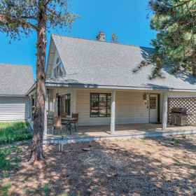 Hotel Exterior 1 Wraparound Porch and Hot Tub - Charming Cozy Cabin Retreat, Lava Lands Visitor Center Hotels