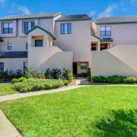 Hotel Exterior1Updated oceanfront condo with balcony, pool, beach access, fast WiFi & W/D,纳苏县飯店