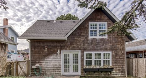 Others 2 Seaside Classic Cottage