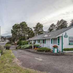 Hotel Exterior1Tranquil Setting and Cozy Amenities - Charming Coastal Haven,林肯县公寓