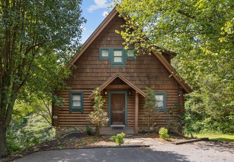 Others Cozy Log Cabin with Hot Tub and Deck - Charming Mountain Retreat