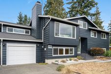 Lain-lain Spacious Dining, Cozy Living, and Large Deck - Stylish Family Haven