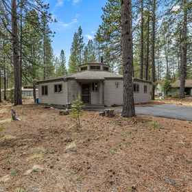 Hotel Exterior 1 Diamond Peak 7, Lava Lands Visitor Center Hotels