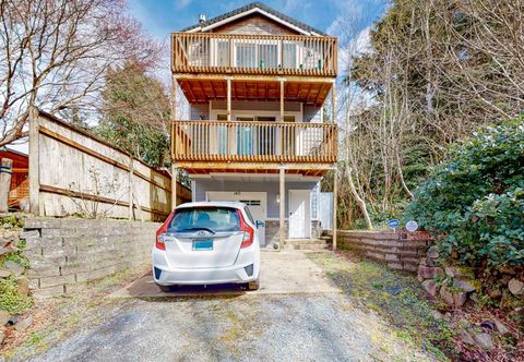 Others Bright home near beach with fast WiFi, fireplace & washer/dryer