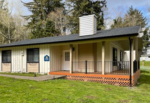 Others Dog friendly home by river with WiFi, hot tub, fireplace, washer/dryer