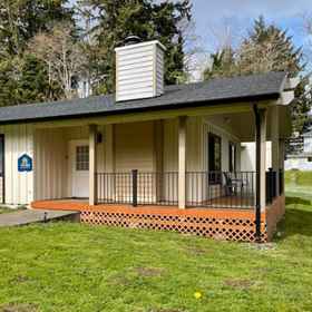 Hotel Exterior1Dog friendly home by river with WiFi, hot tub, fireplace, washer/dryer,Manzanita Golf Course飯店