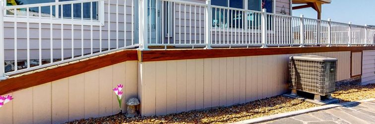 Lainnya Lakefront Home with Incredible Water Views