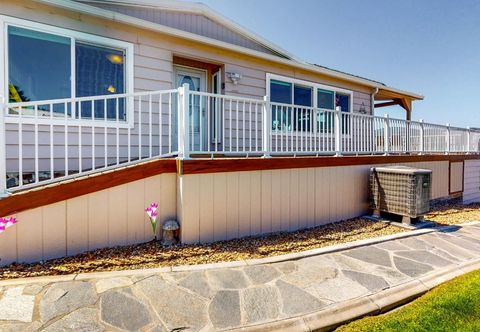 Lainnya Lakefront Home with Incredible Water Views